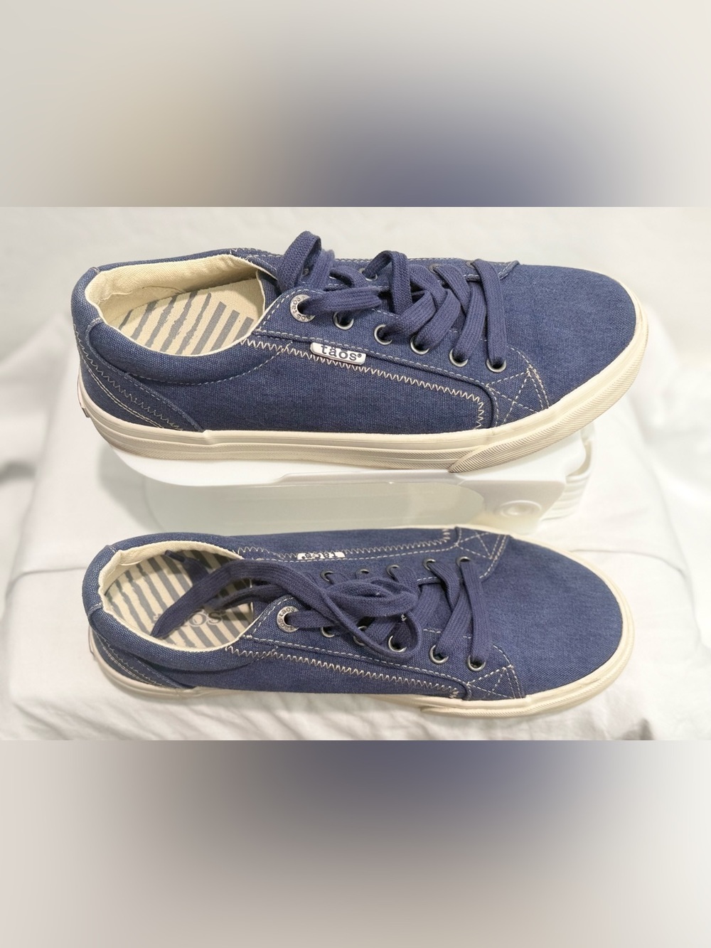 Taos Footwear women’s Navy Canvas Low-Top Sneaker
